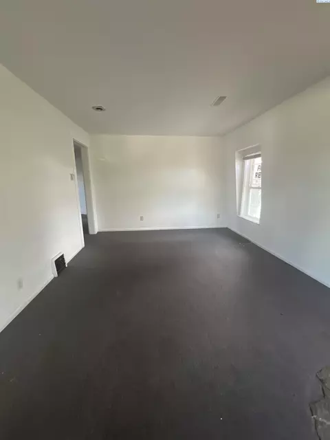 Living - 200 E 3rd St, Grandview, WA 98930 photo 2 of 3
