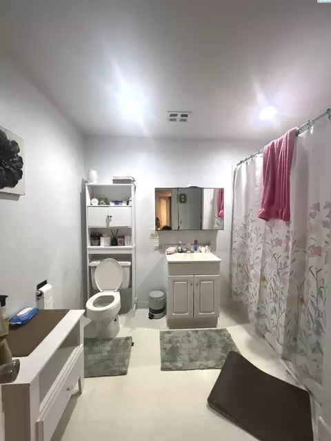 Bath - 200 E 3rd St, Grandview, WA 98930 photo 1 of 2