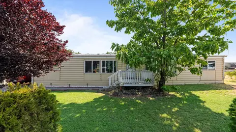 520 Grosscup Blvd, West Richland, WA 99353