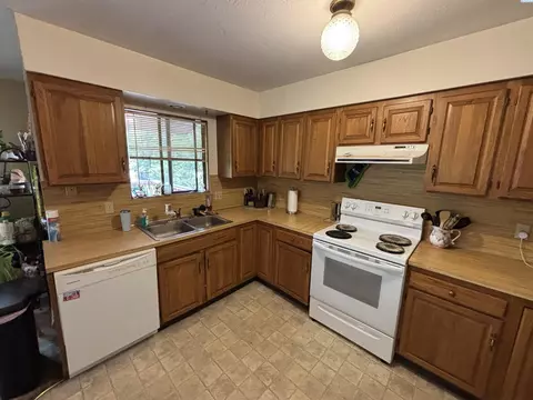 Kitchen - 292 NW Sunrise Dr, Pullman, WA 99163 photo 2 of 3