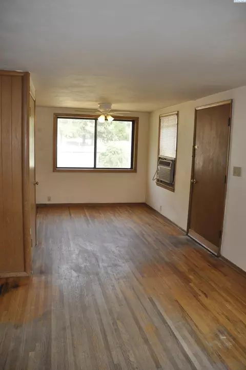 Living - 105 E 7th St, Colfax, WA 99111 photo 1 of 4