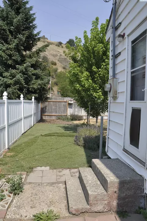 Exterior - 105 E 7th St, Colfax, WA 99111 photo 4 of 5