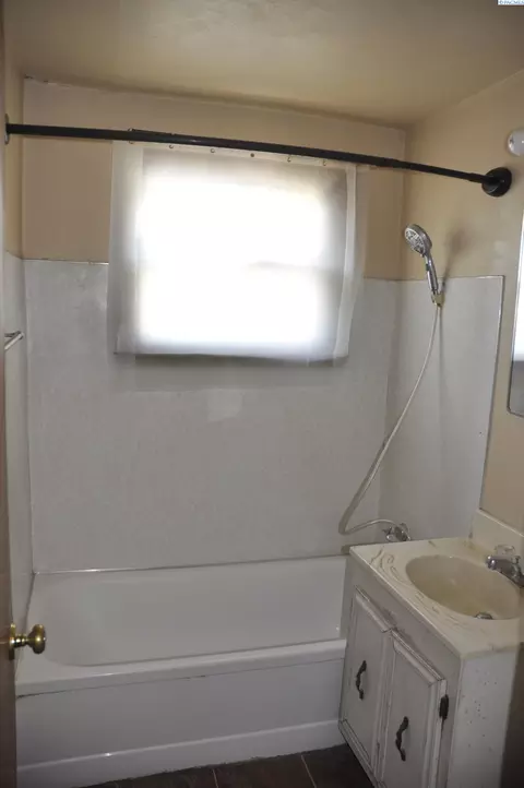 Bath - 105 E 7th St, Colfax, WA 99111 photo 1 of 1