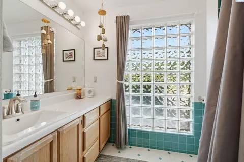 Bath - 3011 Birch Rd, Pasco, WA 99301 photo 2 of 3
