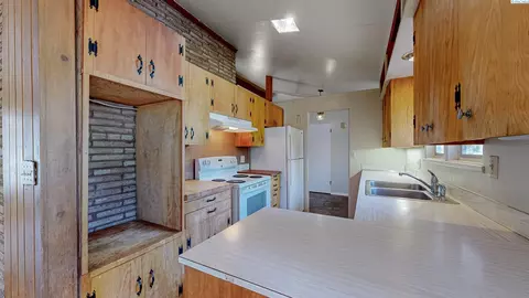 Kitchen - 1645 NE Lower Dr, Pullman, WA 99163 photo 2 of 3