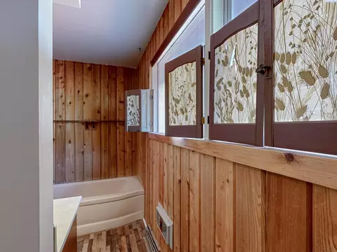 Bath - 1645 NE Lower Dr, Pullman, WA 99163 photo 2 of 3