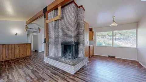 Living - 1645 NE Lower Dr, Pullman, WA 99163 photo 2 of 5