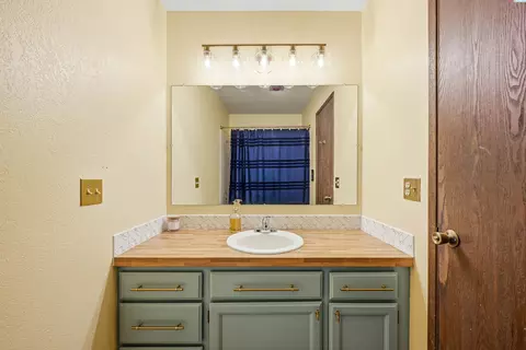 Bath - 625 SE Highland Way, Pullman, WA 99163 photo 2 of 3