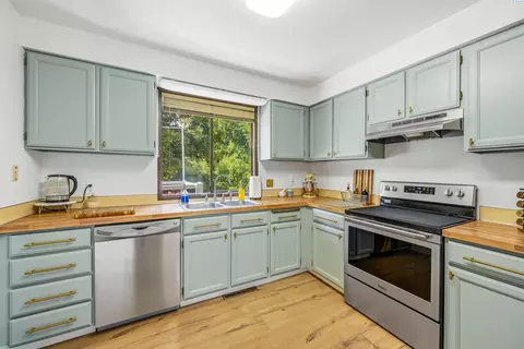 Kitchen - 625 SE Highland Way, Pullman, WA 99163 photo 4 of 4