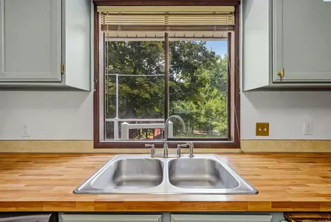 Kitchen - 625 SE Highland Way, Pullman, WA 99163 photo 3 of 4