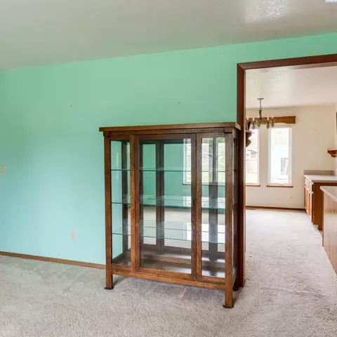 Living - 101 Canal Dr, Mesa, WA 99343 photo 2 of 3