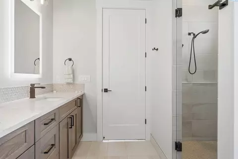 Bath - 2319 Skyview Loop, Richland, WA 99352 photo 6 of 7