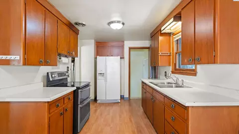 Kitchen - 1735 N 18th Dr, Pasco, WA 99301 photo 1 of 3