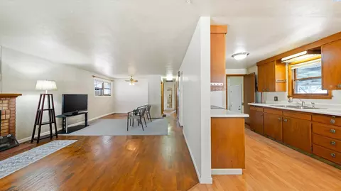 Living - 1735 N 18th Dr, Pasco, WA 99301 photo 2 of 5