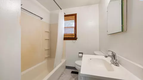 Bath - 1735 N 18th Dr, Pasco, WA 99301 photo 2 of 3