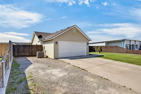 Exterior - 2534 E Helena St, Pasco, WA 99301 photo 4 of 6