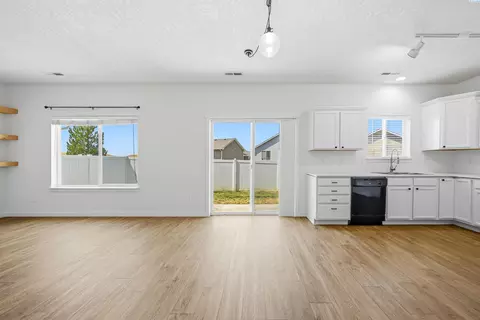 Living - 1441 SW Junegrass Ln, Pullman, WA 99163 photo 3 of 4