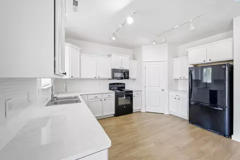 Kitchen - 1441 SW Junegrass Ln, Pullman, WA 99163 photo 4 of 4