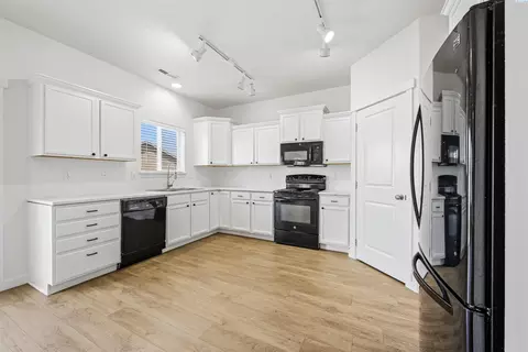 Kitchen - 1441 SW Junegrass Ln, Pullman, WA 99163 photo 2 of 4