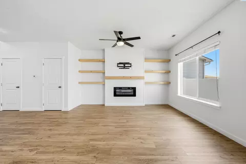 Living - 1441 SW Junegrass Ln, Pullman, WA 99163 photo 2 of 4