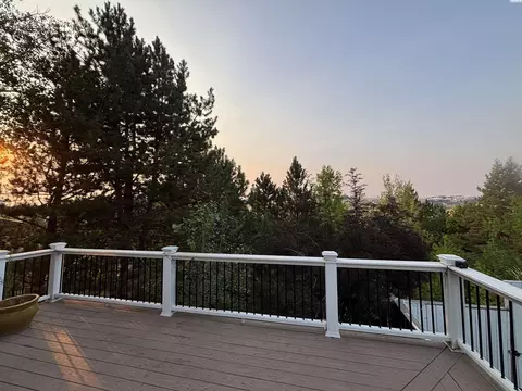 Exterior - 320 NW Brandon Dr, Pullman, WA 99163 photo 3 of 7