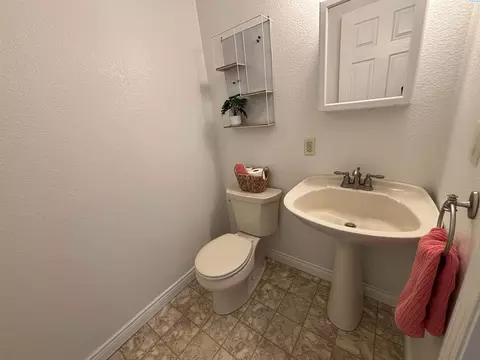 Bath - 320 NW Brandon Dr, Pullman, WA 99163 photo 5 of 5