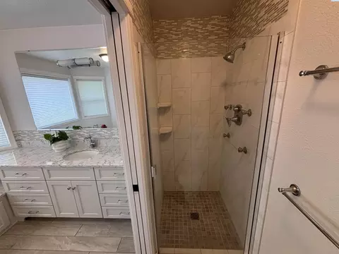 Bath - 320 NW Brandon Dr, Pullman, WA 99163 photo 2 of 5