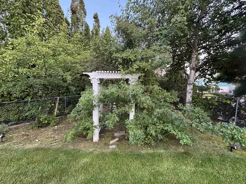 Exterior - 320 NW Brandon Dr, Pullman, WA 99163 photo 6 of 7