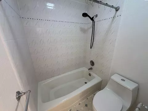 Bath - 320 NW Brandon Dr, Pullman, WA 99163 photo 4 of 5