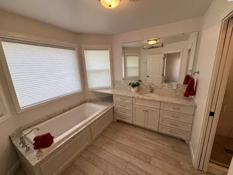 Bath - 320 NW Brandon Dr, Pullman, WA 99163 photo 1 of 5