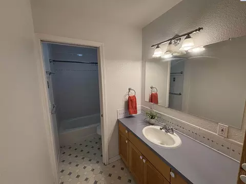 Bath - 320 NW Brandon Dr, Pullman, WA 99163 photo 3 of 5