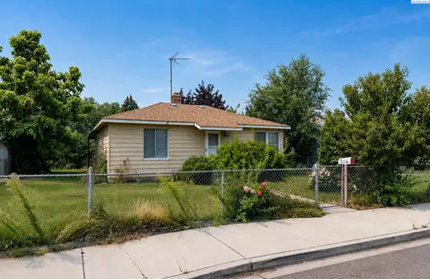 306 Adams St, Grandview, WA 98930