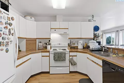 Kitchen - 445-447 NW North St, Pullman, WA 99163 photo 1 of 8