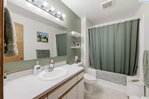 Bath - 445-447 NW North St, Pullman, WA 99163 photo 1 of 2
