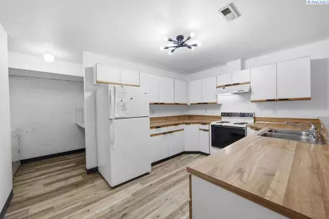 Kitchen - 445-447 NW North St, Pullman, WA 99163 photo 7 of 8