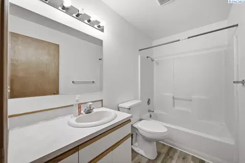 Bath - 445-447 NW North St, Pullman, WA 99163 photo 2 of 2