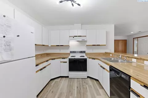 Kitchen - 445-447 NW North St, Pullman, WA 99163 photo 5 of 8