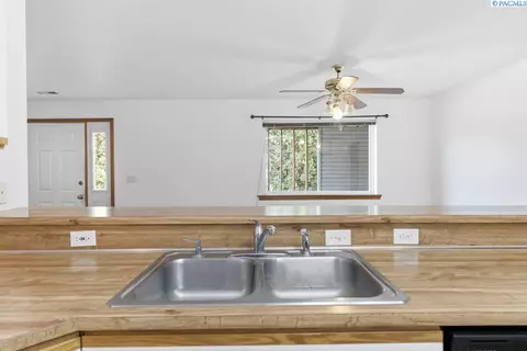 Kitchen - 445-447 NW North St, Pullman, WA 99163 photo 6 of 8