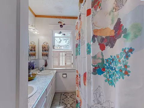 Bath - 307 C St, Endicott, WA 99125 photo 1 of 2