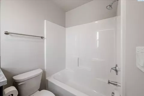 Bath - 2901 66th Pl, Pasco, WA 99301 photo 3 of 4