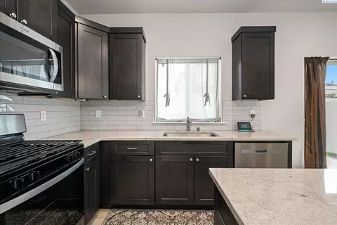 Kitchen - 2901 66th Pl, Pasco, WA 99301 photo 4 of 4