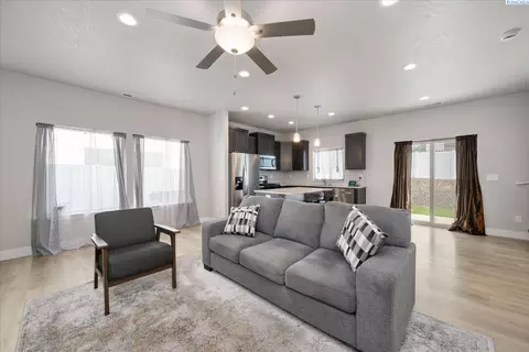 Living - 2901 66th Pl, Pasco, WA 99301 photo 3 of 3