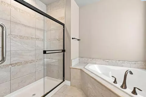 Bath - 2640 Grayhawk Loop, Richland, WA 99354 photo 3 of 4