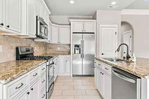 Kitchen - 2640 Grayhawk Loop, Richland, WA 99354 photo 3 of 4
