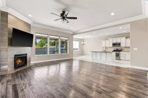 Living - 2640 Grayhawk Loop, Richland, WA 99354 photo 2 of 4