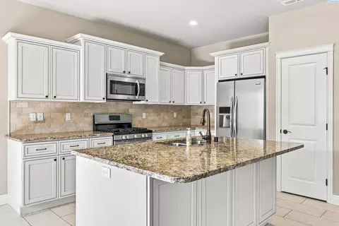 Kitchen - 2640 Grayhawk Loop, Richland, WA 99354 photo 2 of 4