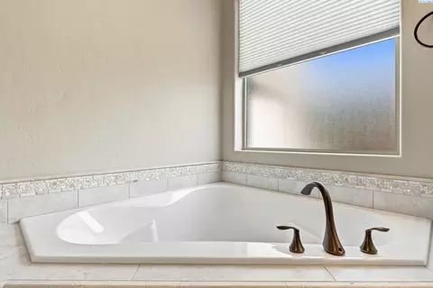 Bath - 2640 Grayhawk Loop, Richland, WA 99354 photo 4 of 4