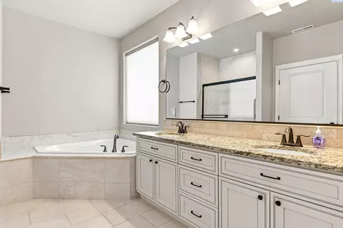 Bath - 2640 Grayhawk Loop, Richland, WA 99354 photo 2 of 4