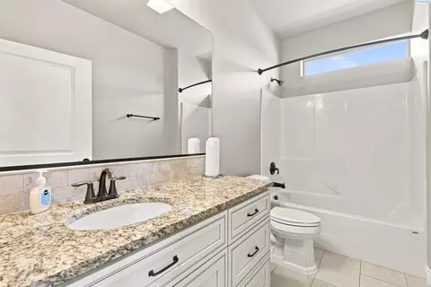 Bath - 2640 Grayhawk Loop, Richland, WA 99354 photo 1 of 4
