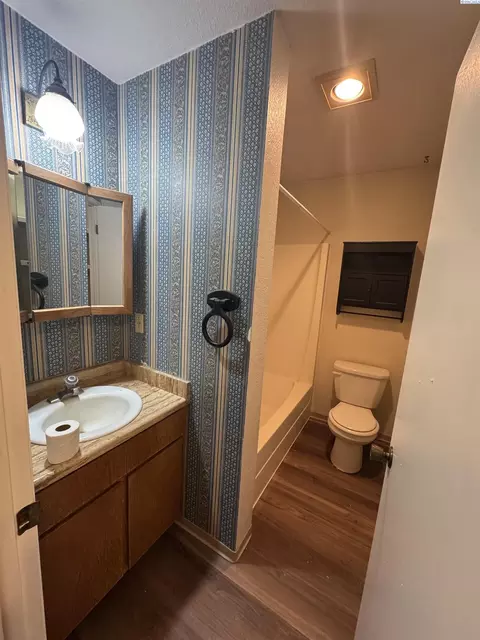 Bath - 1701 NW Lamont #D, Pullman, WA 99163 photo 1 of 1